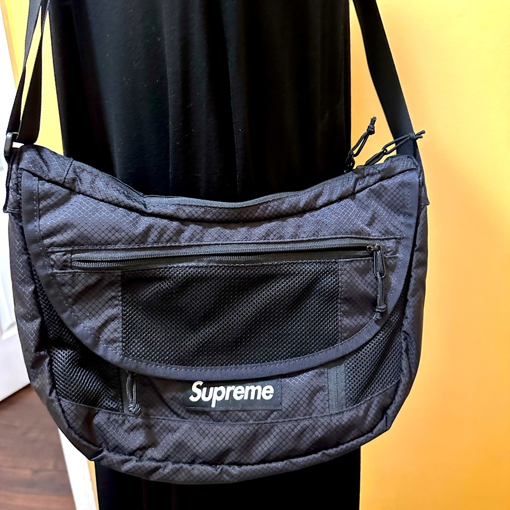 Pre-loved great condition Supreme shoulder bag with adjustable straps.